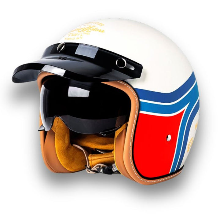 Motociclista usando casco de moto unisex con doble visera, listo para viajar con protección certificada.