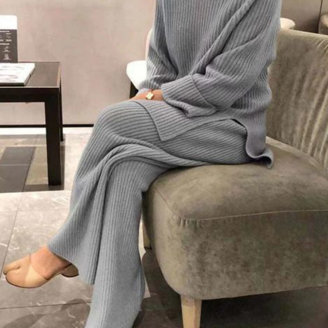Conjunto de suéter y pantalón de punto suave para mujer. Ideal para ropa cómoda o un outfit casual de otoño-invierno.