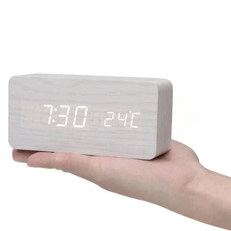 Reloj de madera con pantalla LED. Un despertador contemporáneo con control por voz para tu hogar.