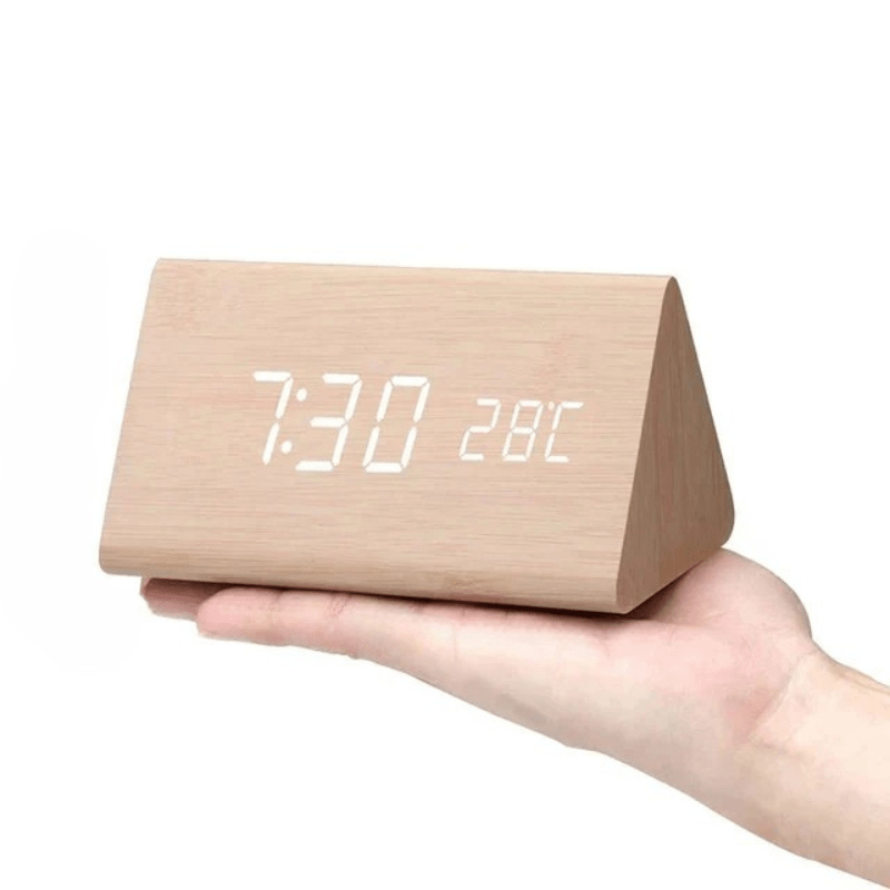Elegante reloj despertador de madera con dígitos LED. Complemento perfecto para la oficina moderna.