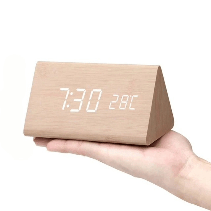 Elegante reloj despertador de madera con dígitos LED. Complemento perfecto para la oficina moderna.