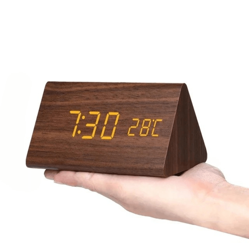 Reloj despertador LED digital de madera. Diseño moderno y minimalista con activación por voz.