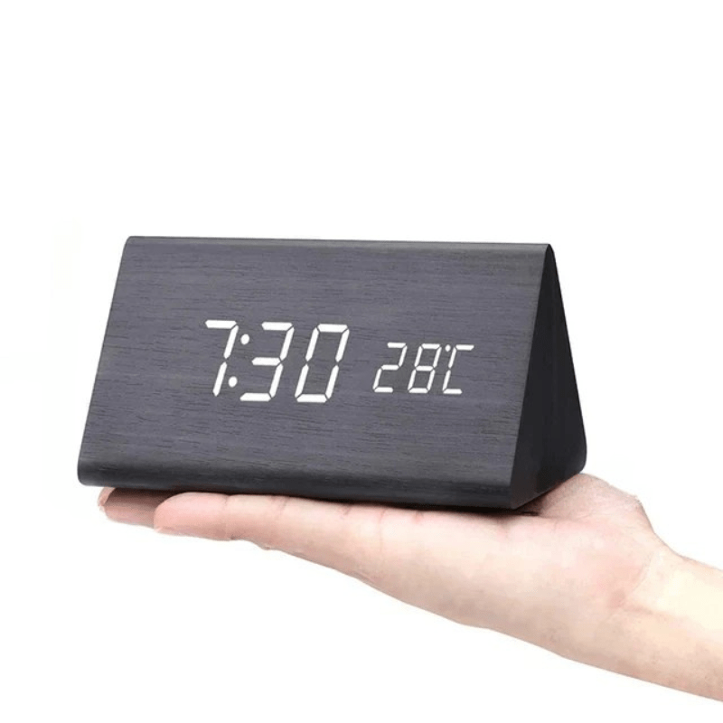 Reloj despertador LED con acabado de madera natural. Añade calidez y modernidad a tu dormitorio.