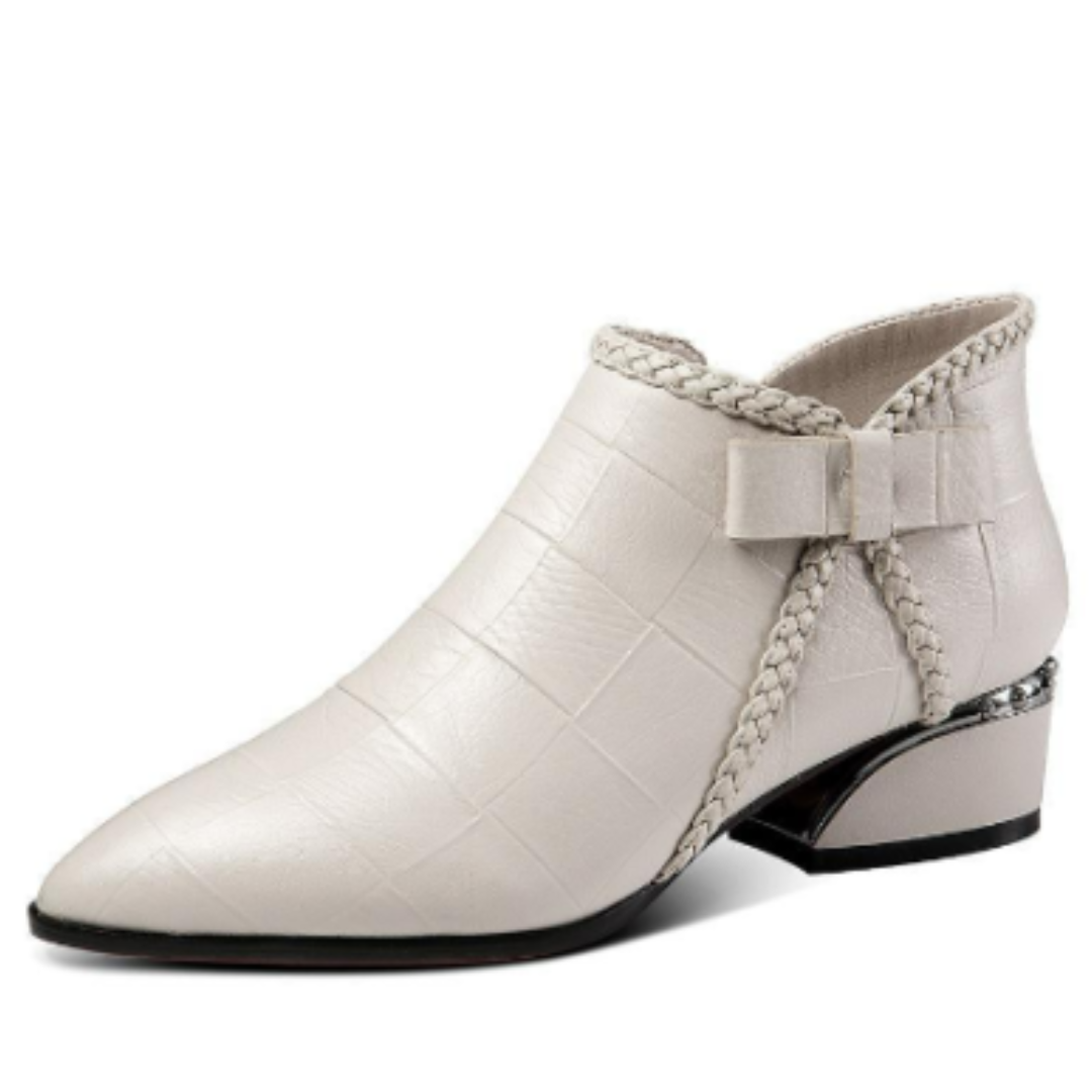 Botines negros de tacón bajo para mujer, elegantes y confortables. Calzado versátil para otoño/invierno.