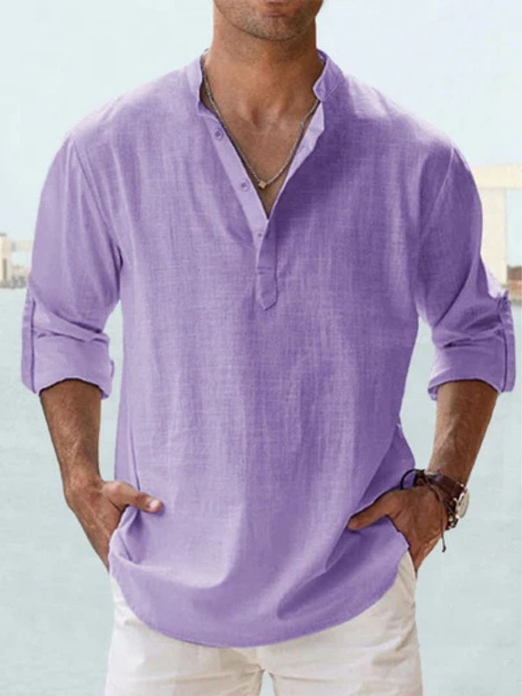 Hombre vistiendo camisa de lino, un look fresco y relajado. Ideal para el verano.