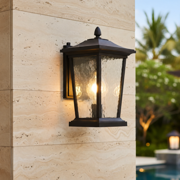 Aplique exterior LED impermeable, diseño industrial para patio y jardín.