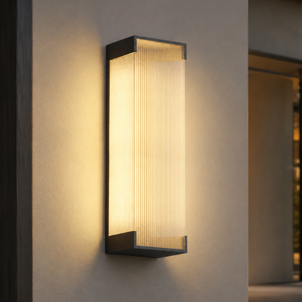 Aplique LED moderno, eficiencia energética y durabilidad en acero inoxidable para exteriores.