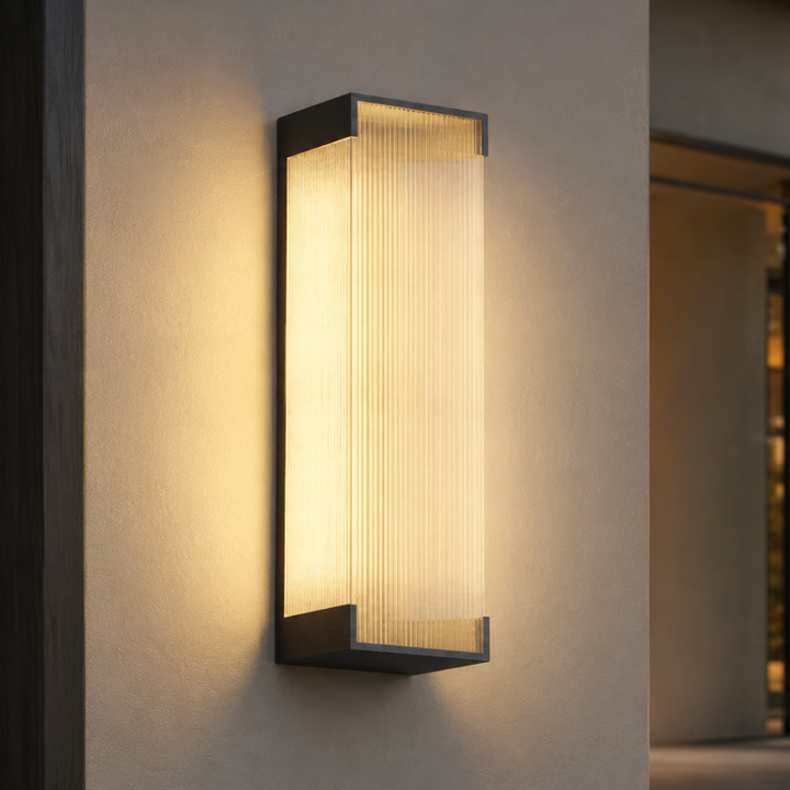 Aplique LED moderno, eficiencia energética y durabilidad en acero inoxidable para exteriores.
