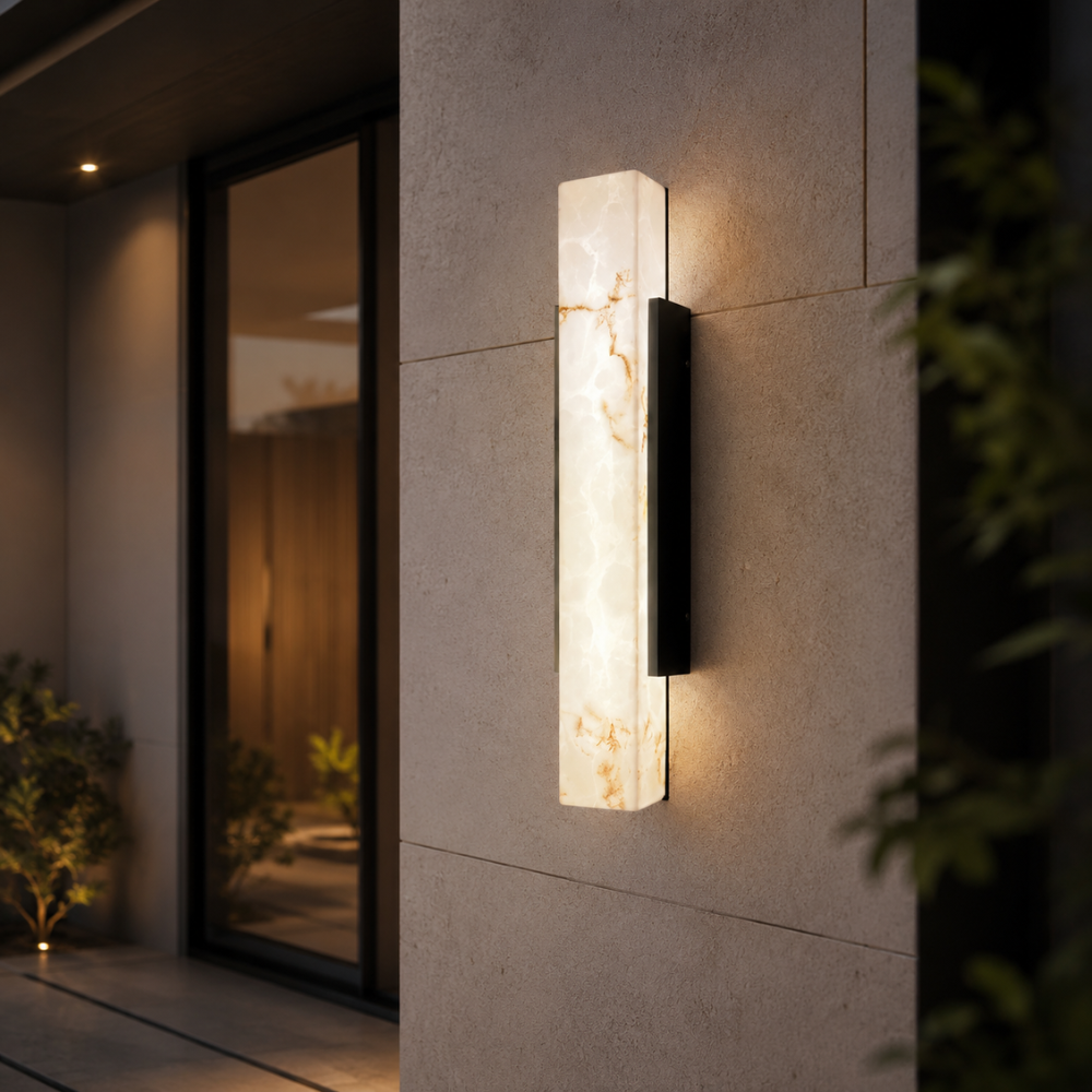 Aplique LED para patio, luz exterior eficiente con diseño minimalista en acero.