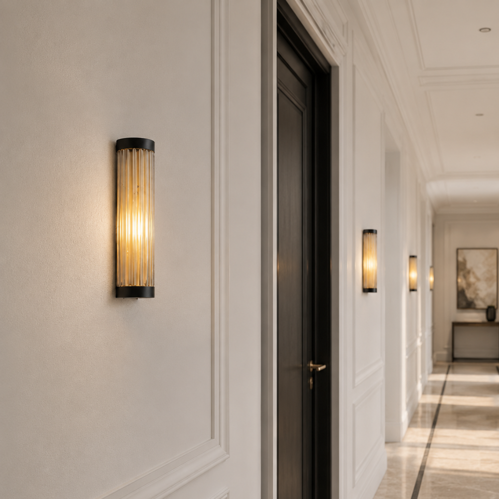 Iluminación arquitectónica: Aplique moderno cilíndrico para exteriores, luz cálida en jardín.