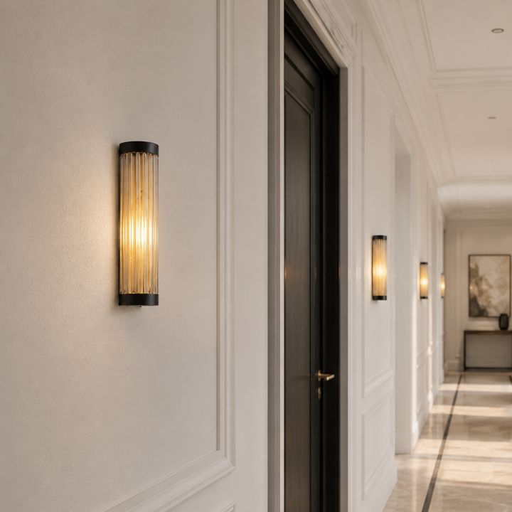 Iluminación arquitectónica: Aplique moderno cilíndrico para exteriores, luz cálida en jardín.
