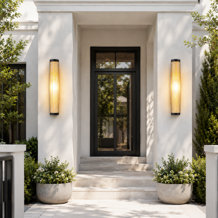 Iluminación moderna para jardín: Aplique de pared cilíndrico que combina estilo y durabilidad.