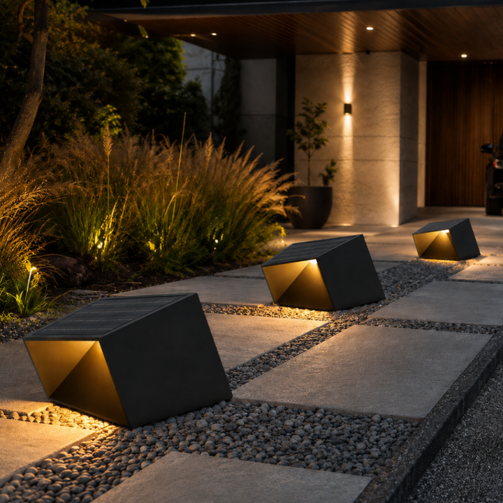 Iluminación de camino LED solar para jardín moderno, luz automática que decora y guía con estilo.