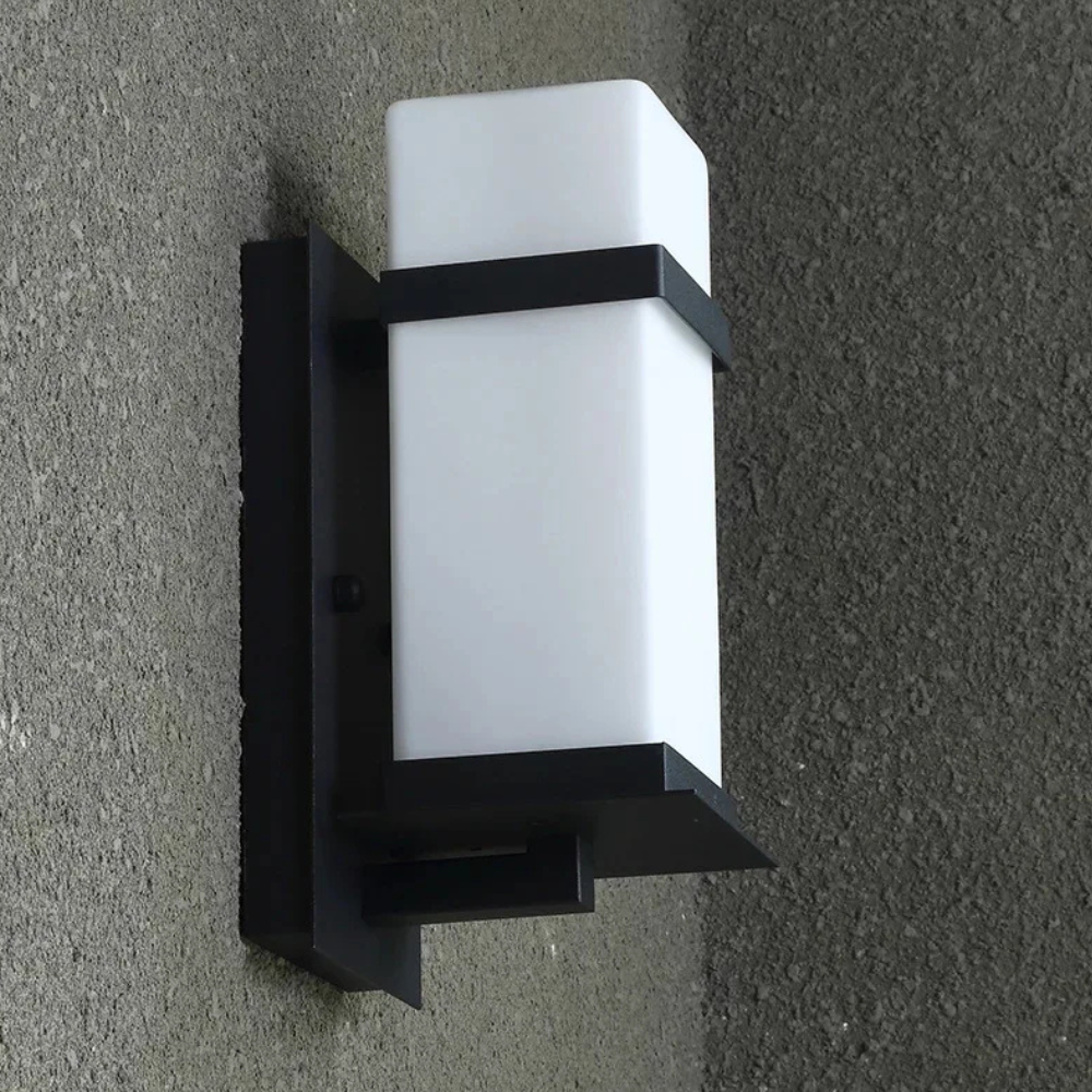 Aplique de pared exterior cableado. Lámpara de metal y vidrio IP65 para iluminación fija en jardines.