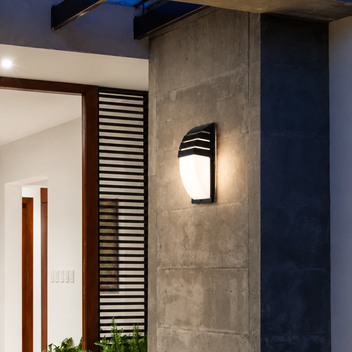 Lámpara de pared LED moderna con sensor, ideal para patio y terraza.