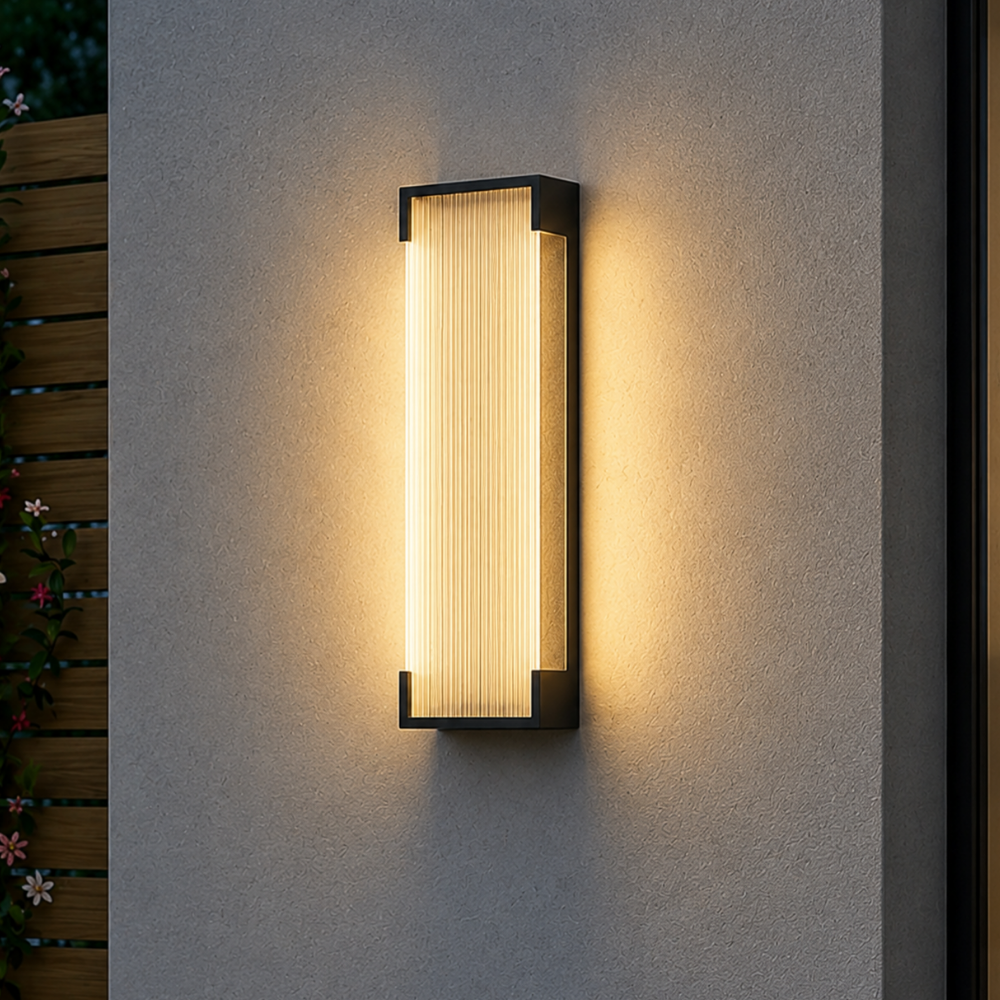 Aplique LED exterior IP65 en acero inoxidable, ideal para jardines y patios.