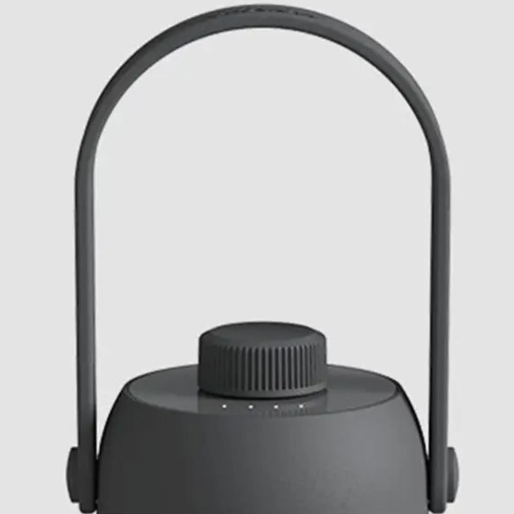 Lámpara recargable LED, portátil, ideal para iluminación de exteriores, diseño moderno y luz cálida.