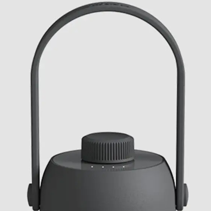 Lámpara recargable LED, portátil, ideal para iluminación de exteriores, diseño moderno y luz cálida.