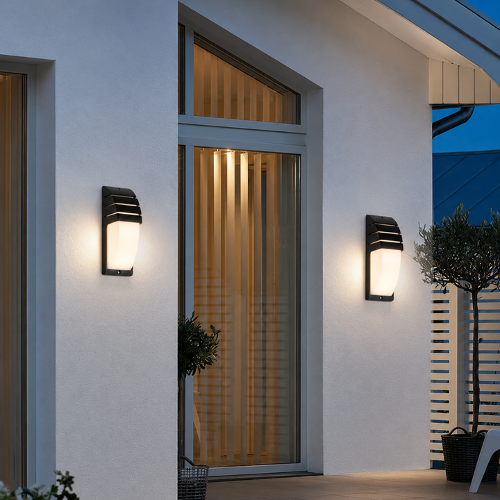 Lámpara de pared LED para jardín, con sensor de movimiento integrado.