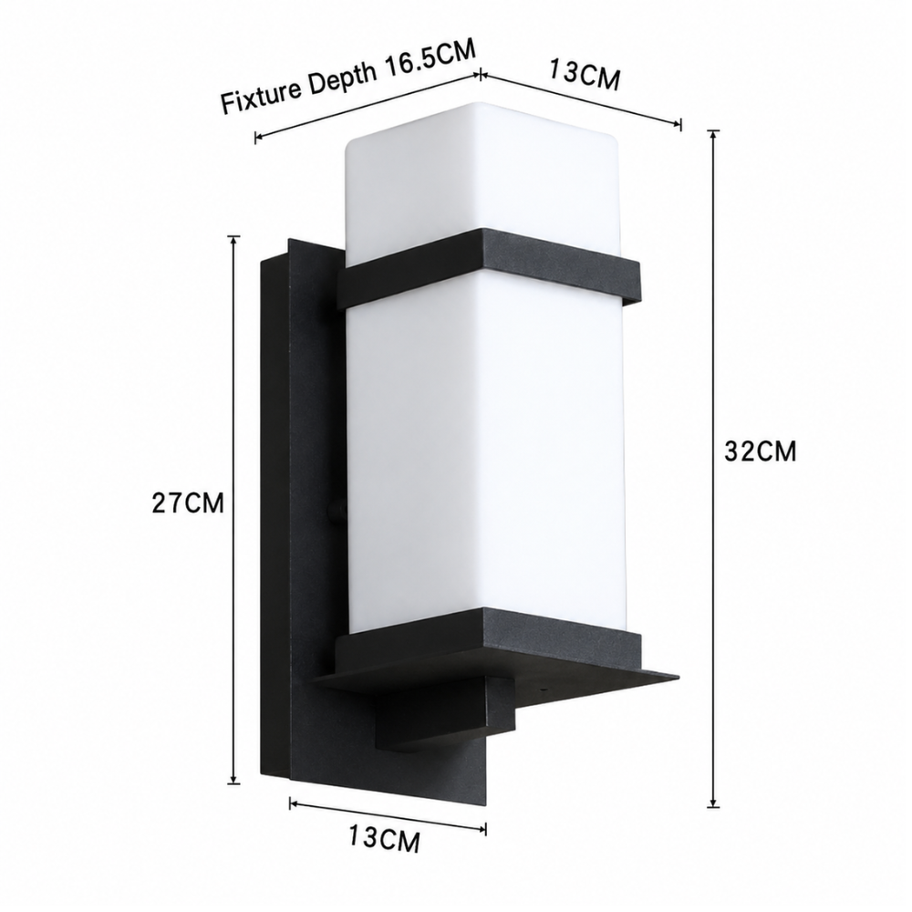 Lámpara de pared exterior iluminando jardín al anochecer. Aplique de metal y vidrio IP65 para ambiente.