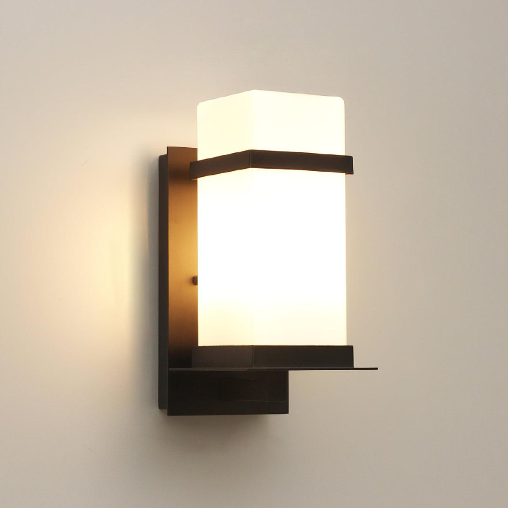 Lámpara de pared exterior instalada en fachada. Aplique IP65 de metal y vidrio para iluminación duradera de terraza.