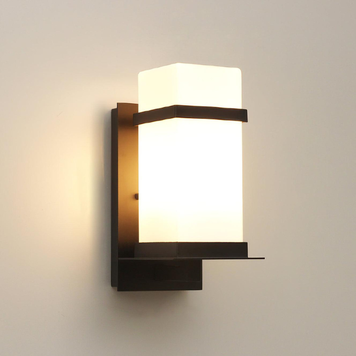 Lámpara de pared exterior instalada en fachada. Aplique IP65 de metal y vidrio para iluminación duradera de terraza.