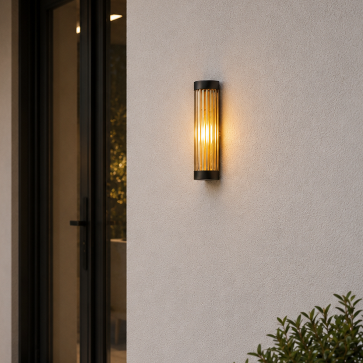 Lámpara de pared exterior LED con vidrio estriado, diseño contemporáneo resistente a la intemperie.