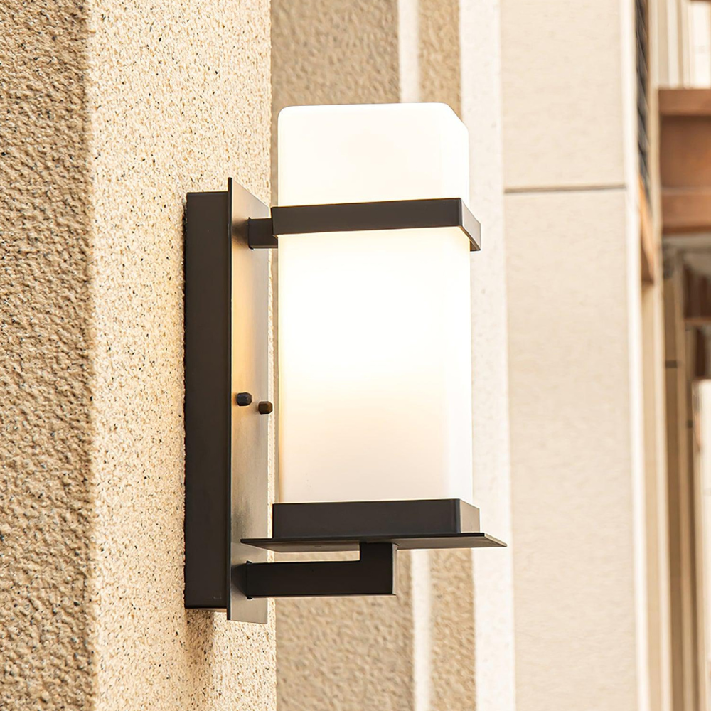 Lámpara de pared exterior decorativa. Aplique de metal y vidrio para iluminar y embellecer jardines, IP65.