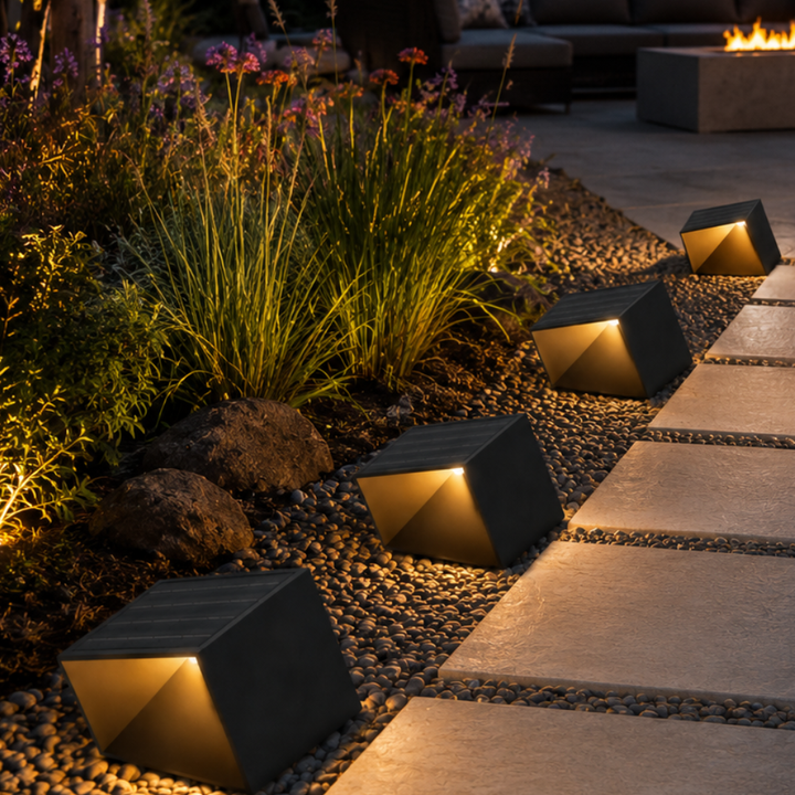 Lámpara solar de jardín moderna, crea ambiente exterior con luz LED inteligente y control remoto.
