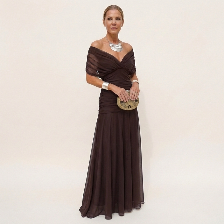 Vestido largo de mujer con escote V, diseño fluido y elegante, perfecto para fiestas y eventos de moda femenina.