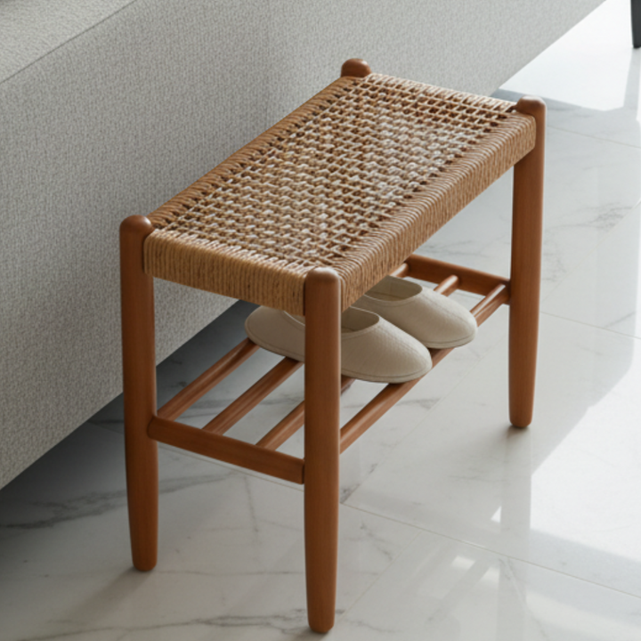 Banca multiuso de madera de cerezo con detalles de cuero trenzado, ideal para cualquier espacio.