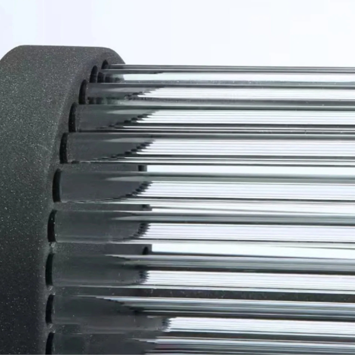 Aplique cilíndrico de vidrio estriado, solución elegante para iluminación de fachadas exteriores.
