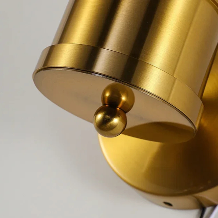 Luz de pared LED dorada y moderna, creando un ambiente elegante en tu baño.
