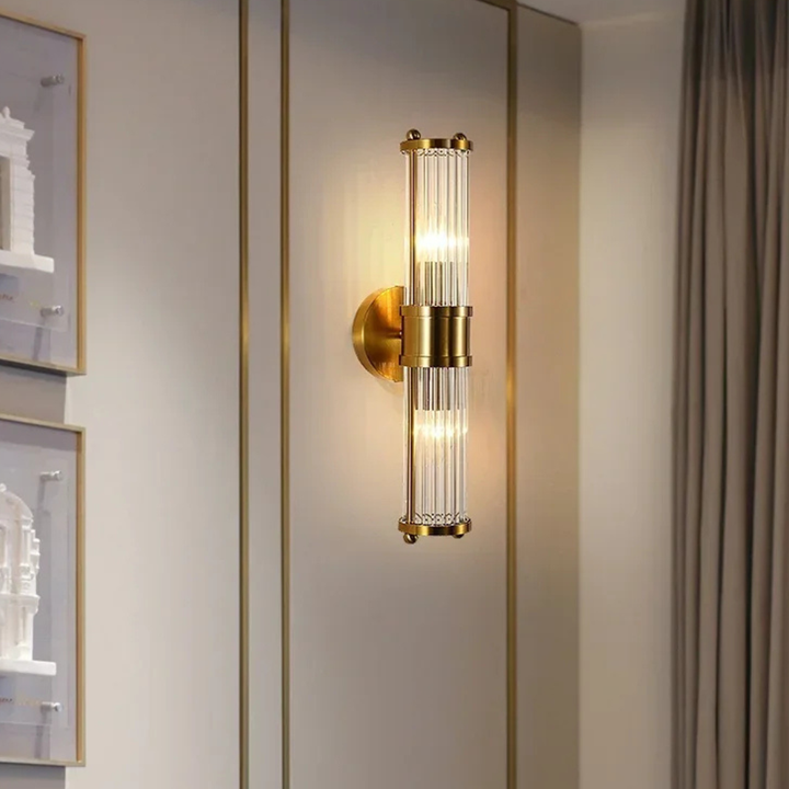 Luz de pared LED dorada con eficiencia energética para baños contemporáneos.