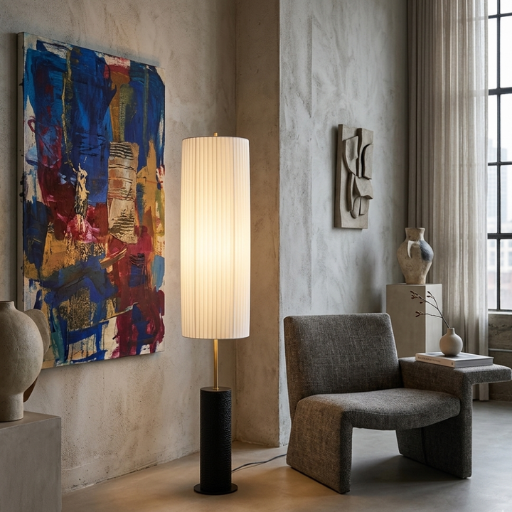 Elegante lámpara de pie LED Kiyora con diseño wabi sabi japonés para decoración de hogar.