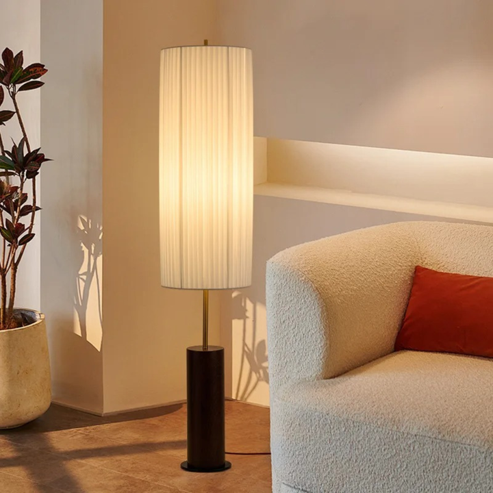 Lámpara de pie Kiyora moderna, iluminación LED wabi sabi, ideal para ambientes serenos.
