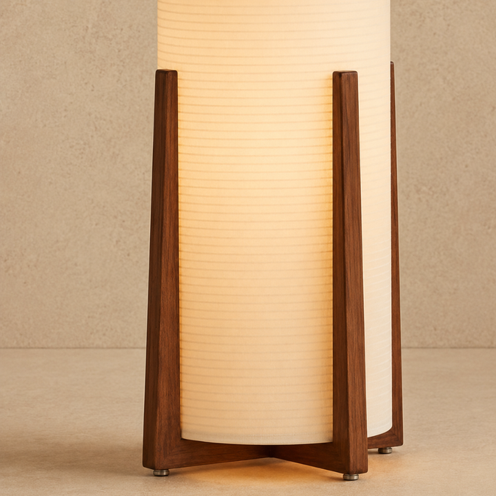 Vista detallada de lámpara de pie japonesa con textura de tela blanca y estructura de madera.