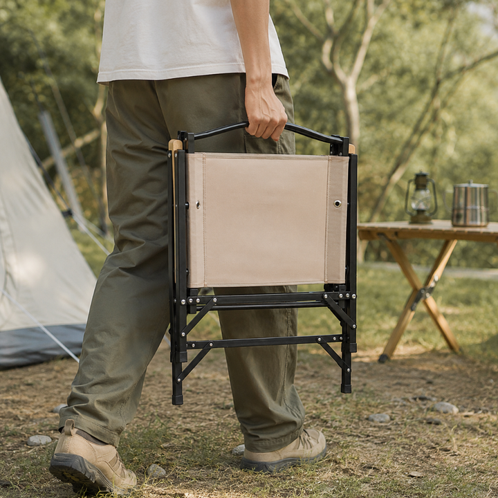 Silla de exterior plegable en caqui, con apoyabrazos, perfecta para acampar o pescar.