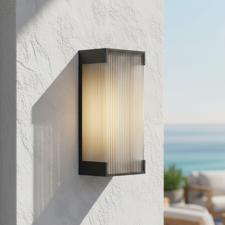 Aplique LED de acero inoxidable con diseño moderno, luz regulable para zonas exteriores.