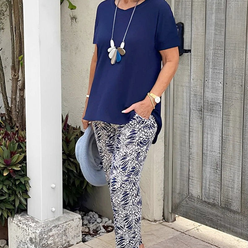 Conjunto elegante casual de mujer: pantalón estampado y top de verano. Ropa de moda versátil.