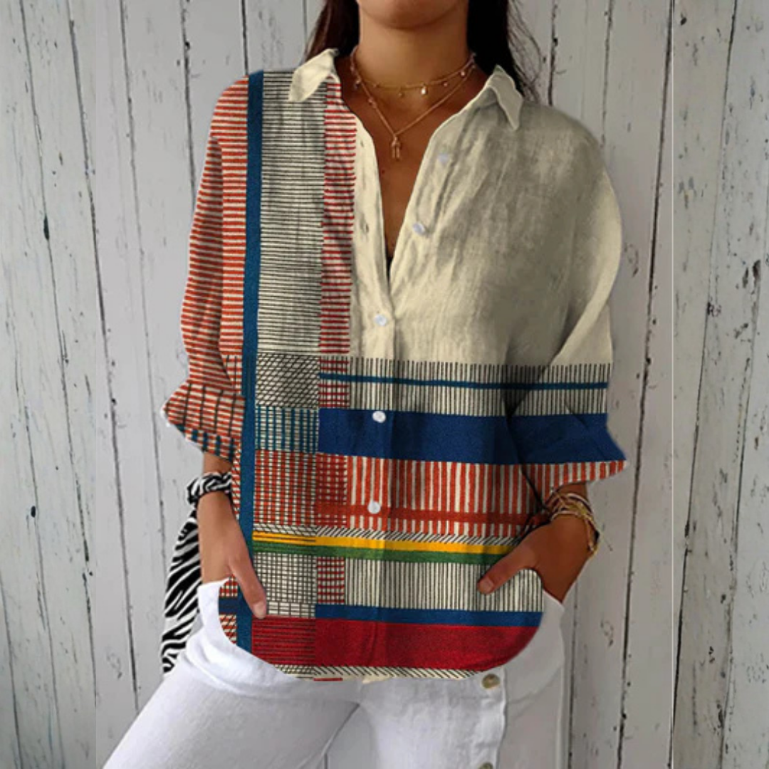 Blusa de mujer con patrón artístico vibrante multicolor, ideal para estilo relajado y casual de verano.