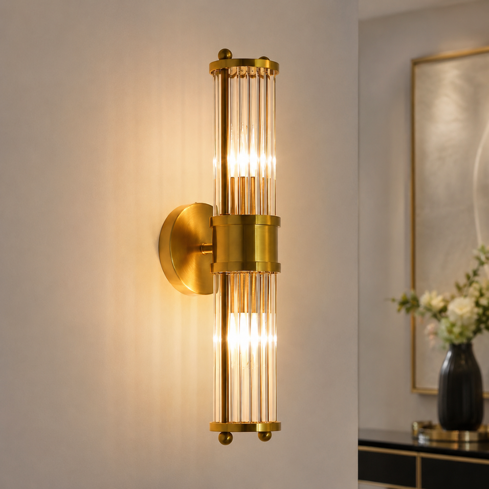 Aplique LED dorado de diseño moderno, ideal para un baño chic y luminoso.