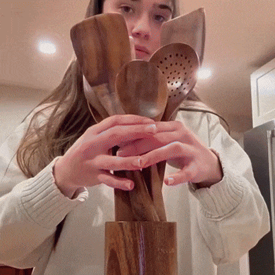 Espátula de cocina de madera de teca natural, parte del set de utensilios ecológicos para chefs. Ideal para cocinar.