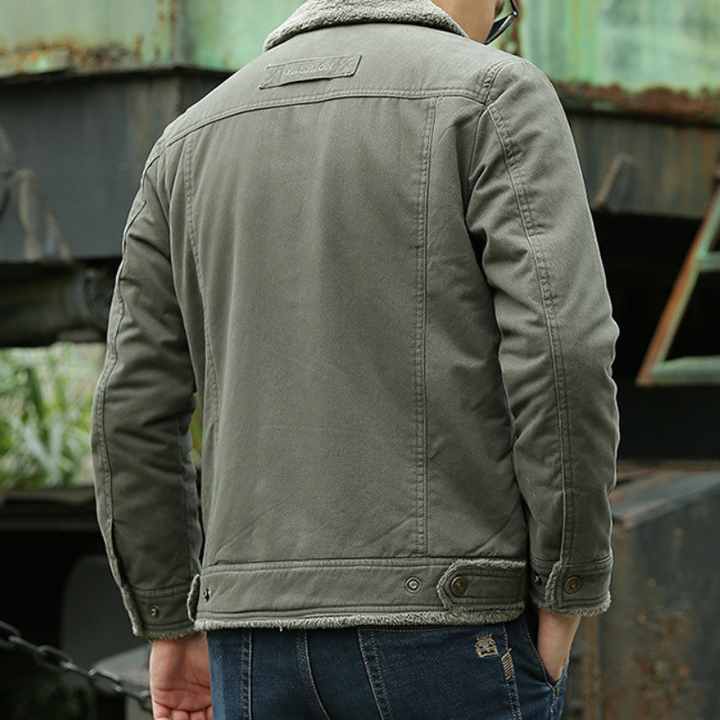 Hombre con chaqueta casual abotonada y bolsillos de pecho. Abrigo moderno para ropa masculina versátil y de entretiempo.