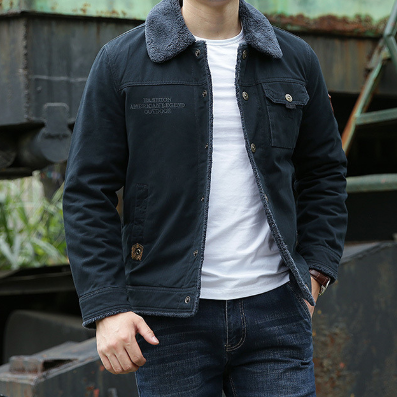 Chaqueta de hombre casual moderna con botones y bolsillos en el pecho. Ropa masculina versátil para otoño y entretiempo.