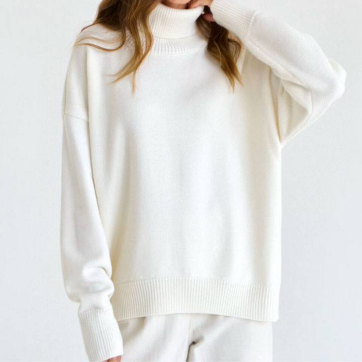 Mujer con jersey de cuello alto, look elegante y casual para invierno, máxima calidez y confort.