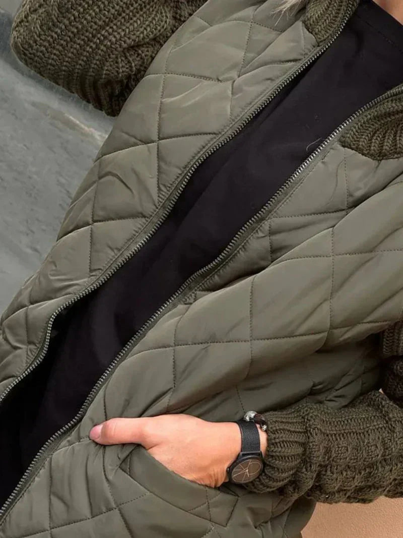 Cárdigan de tejido de punto grueso para mujer. Estilo cómodo y elegante, moda de otoño.