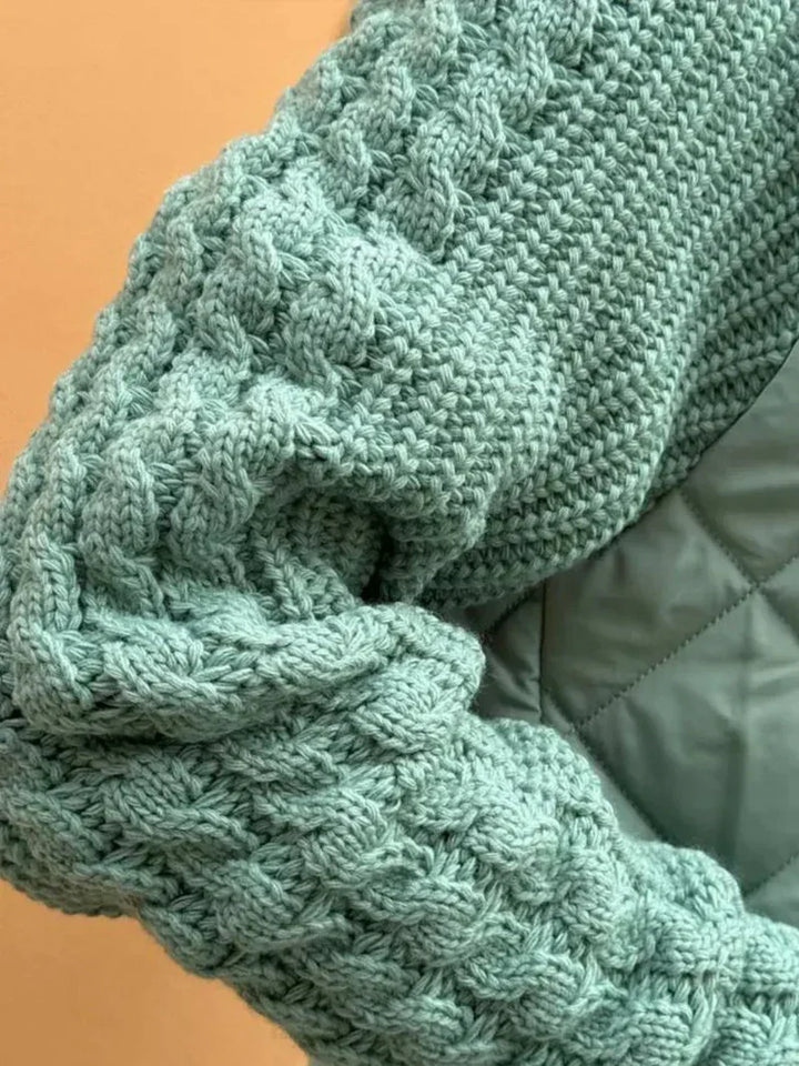 Detalle de cremallera en cárdigan de punto para mujer. Abrigo cómodo y de moda otoñal.