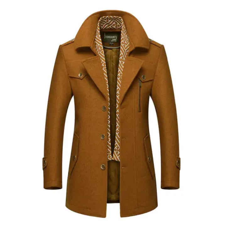 Hombre vistiendo abrigo largo clásico de invierno. Estilo masculino moderno, ideal para frío y ocasiones formales.