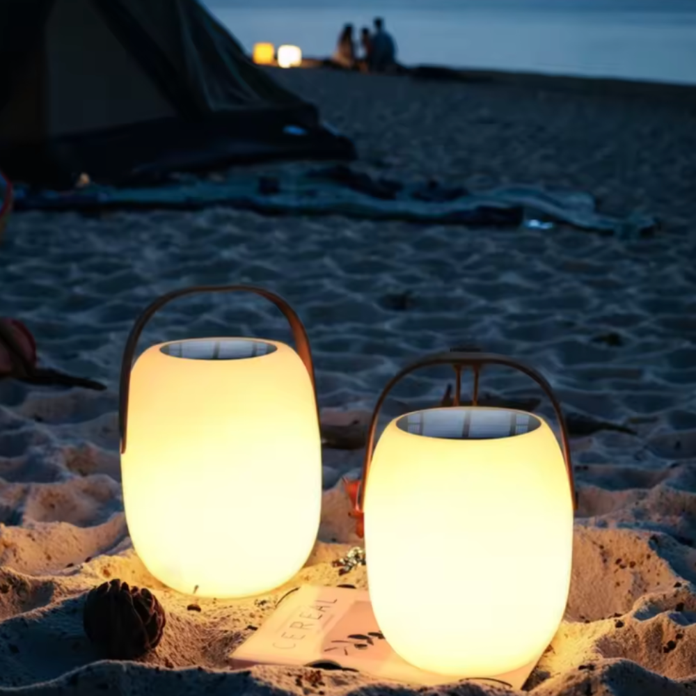 Lámpara solar LED de pie para exterior, iluminación autónoma y duradera para jardín.